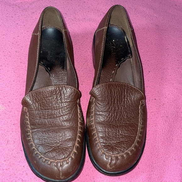 Ladies Brown leather Clark shoes the soles need to be replaced free w/ any order - Picture 1 of 10